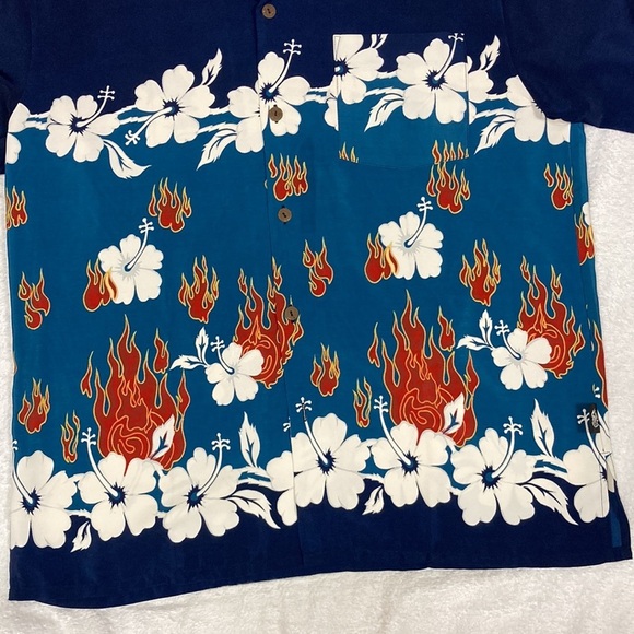 Uluwatu xxl hibiscus flames Hawaiian button down - Picture 2 of 8